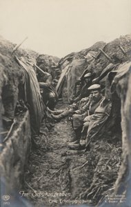 塹壕の中で休憩するドイツ兵（第一次世界大戦 作： Photographer German
