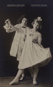 ドイツの女優、ガートルード・ベルリーナとエーデルガルド・マンデル（モノクロ写真 作： Photographer German