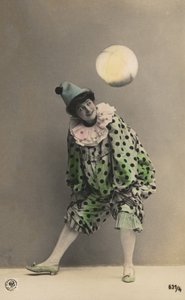 ピエロに扮した少女（カラー写真