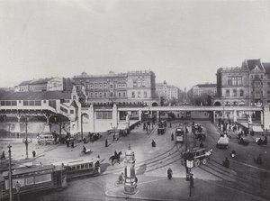 ハレシュ・トー 高架鉄道駅のある風景（モノクロ写真 作： Photographer German