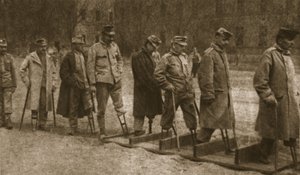 ブレスト・リトフスク病院にて：義足で歩行練習をするオーストリアの不自由な人たち（『The Illustrated War News』1916年7月26日号より）（セピア色の写真