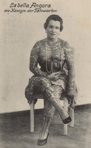 ラ・ベラ・アンゴラ 刺青の女王（モノクロ写真 作： Photographer German
