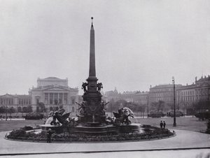 ライプツィヒ：Mendebrunnen Auf Dem Augustusplatz and Neues Theater (モノクロ写真) 作： Photographer German