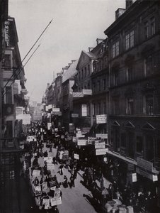 ライプツィヒ：見本市開催中のペータース通り（モノクロ写真 作： Photographer German