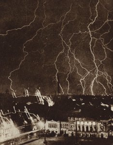 雷雨の中、ドイツ・ライプツィヒ市の上空で閃光を放つ稲妻（モノクロ写真 作： Photographer German