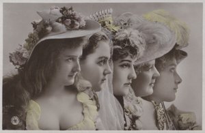 歴史的な衣装を着た女性の列（カラー写真 作： Photographer German