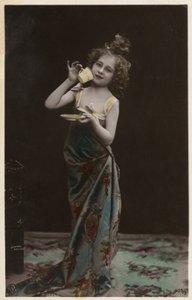 お茶を飲むお洒落な女の子（カラー写真 作： Photographer German