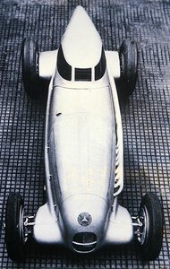アウトバーンで速度記録を樹立したメルセデス・ベンツの特別仕様車「レコルドワーゲン」（モノクロ写真） 作： Photographer German