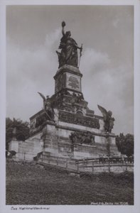 ドイツ統一記念碑「Nationaldenkmal」（ヘッセン州ルーデスハイム・アム・ライン）（白黒写真 作： Photographer German