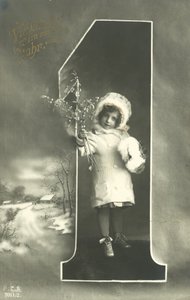 ファーのフードをかぶった少女の年賀状（モノクロ写真