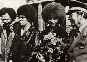 1972年9月11日、アメリカの共産主義者で公民権運動家のアンジェラ・デイヴィスは、ドイツ民主共和国の国家人民軍の兵士たちからブランデンブルク門で心のこもった歓迎を受けた（モノクロ写真）。 作： Photographer German