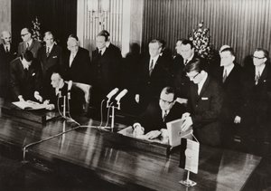 1972年5月26日、ドイツ民主共和国とドイツ連邦共和国の間の最初の国家条約である「交通条約」がドイツ民主共和国の首都ベルリンで調印された（モノクロ写真）。