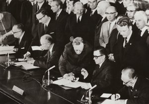 1972年6月3日、西ベルリンのアメリカ地区にある連合国管理評議会が使用していた建物で、四カ国の外相が西ベルリンに関する四者協定の最終議定書に署名した（モノクロ写真）。 作： Photographer German