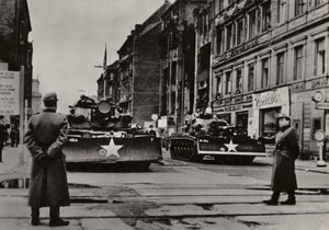 特に1961年10月24日から28日にかけては、重装備の米軍兵士が戦車に乗ってドイツ民主共和国の境界線を何度も侵犯し、深刻な挑発行為が行われた（モノクロ写真）。 作： Photographer German