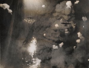 イギリス空軍のランカスターがドレスデンを攻撃した時の写真（モノクロ写真 作： Photographer German