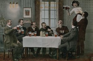 ビールを飲みながらウェイトレスと楽しむドイツ人の絵葉書、1913年送付（手彩色写真） 作： Photographer German