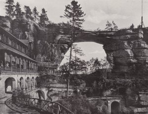 プレビッシュ・ゲートとホテル（モノクロ写真 作： Photographer German