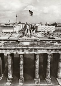 安全な境界線に守られて、ドイツ民主共和国の首都の建設が進んでいる（モノクロ写真 作： Photographer German