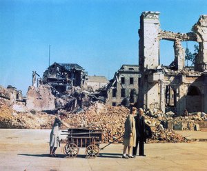1945年6月、ベルリンの難民たち（写真 作： Photographer German