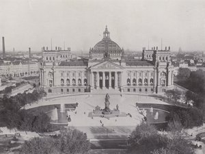 ライヒスターク議事堂とビスマルク記念碑（モノクロ写真 作： Photographer German