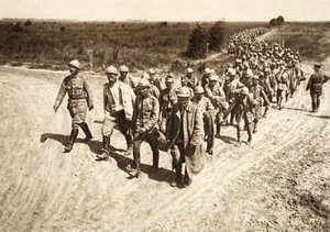 フォチカニでの戦闘から到着したルーマニア人捕虜（モノクロ写真