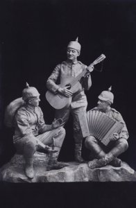 第一次世界大戦中のドイツ軍兵士が音楽を演奏している姿を描いた彫刻（モノクロ写真 作： Photographer German
