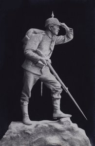 戦場を見渡す第一次世界大戦中のドイツ軍兵士の彫刻（モノクロ写真 作： Photographer German