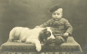 小さな男の子と犬（モノクロ写真 作： Photographer German