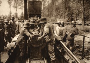 筒に装填される38cm手榴弾（モノクロ写真 作： Photographer German