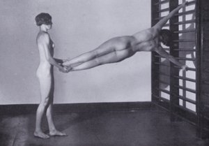 美しい身体、女性のための身体文化（モノクロ写真 作： Photographer German