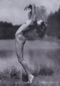 美しい身体、女性のための身体文化（モノクロ写真 作： Photographer German