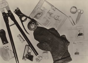 1961年12月9日、西ベルリンから侵入したテロリスト、ウォルファルトの機材 ....(モノクロ写真) 作： Photographer German