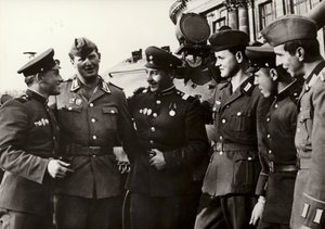 ソ連軍と親交を深める全国人民軍の兵士たち（モノクロ写真 作： Photographer German