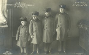 ドイツのウィルヘルム皇太子の息子たちの軍服姿（モノクロ写真 作： Photographer German