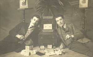 タバコを吸う二人の男（モノクロ写真