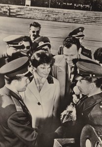 1963年10月20日、ベルリンの辺境警備隊を訪問したバレンティーナ・テレシコワ・ニコライエワとユーリ・ガガーリンは、心から歓迎された（モノクロ写真）。 作： Photographer German