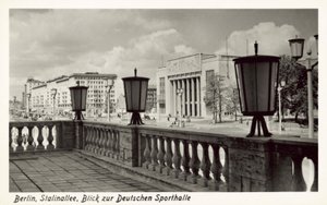1950年代、東ベルリンのスタリナルレーにあるDeutschen Sporthalleの風景（モノクロ写真 作： Photographer German