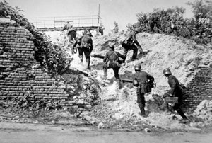 WWI ドイツの機関銃部隊がエイスンの戦いで前進する様子