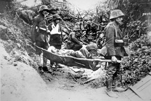 1918年6月、ソワソン近郊で負傷した仲間を即席の担架で運ぶ第一次世界大戦のドイツ兵（モノクロ写真）。