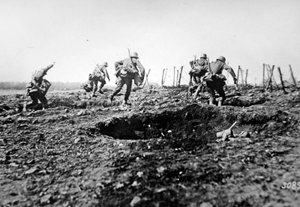 WWI ドイツのストームトルーパーが手榴弾の入った袋を首から下げてセダンに進軍する様子（西部戦線