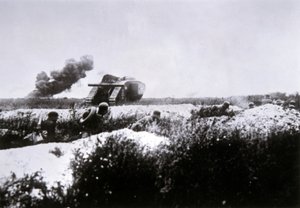 WWI 火炎放射器で武装して前進するドイツのストームトルーパーと、それを支えるイギリスのMark IV 戦車