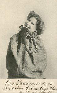 人形の頭を噛む女性（モノクロ写真