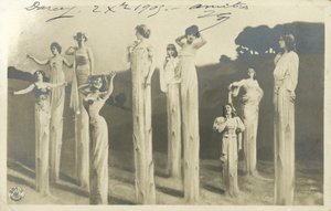 アスパラガスに扮した竹馬の女性たち（モノクロ写真 作： Photographer German