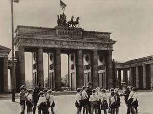 ベルリンのランドマーク、ブランデンブルク門に友人の開拓団に会いに来たヨン様たち（モノクロ写真）。