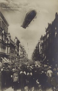 ベルリンのフリードリッヒ通り上空を飛行するツェッペリンLZ III（モノクロ写真 作： Photographer German