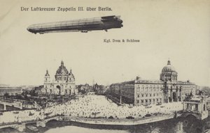 ベルリン上空を飛行するツェッペリンLZ III（モノクロ写真 作： Photographer German