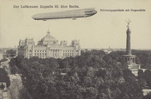 ベルリン上空を飛行するツェッペリンLZ III（モノクロ写真 作： Photographer German