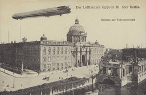 ベルリンの市庁舎上空を飛行するツェッペリンLZ III（モノクロ写真 作： Photographer German