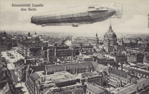 ベルリン上空を飛行するツェッペリン飛行船(白黒写真) 作： Photographer German