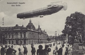 ベルリン上空を飛行するツェッペリン飛行船(白黒写真) 作： Photographer German